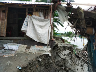 বাগেরহাটে নদী ভাঙ্গনে বসতঘর ভেঙ্গে বিপাকে কয়েকটি পরিবার